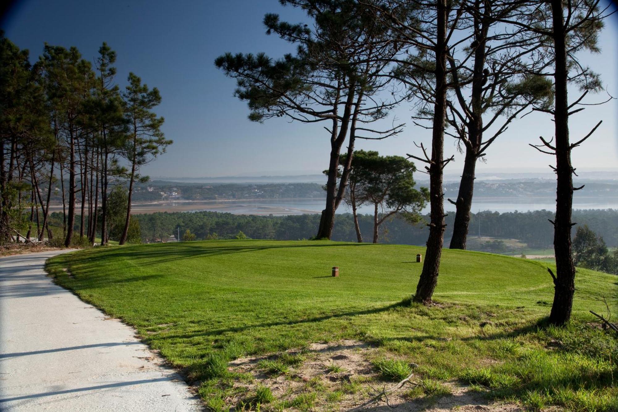Royal Obidos Scenic Resort Praia del Rei Extérieur photo The view from the top of the hill